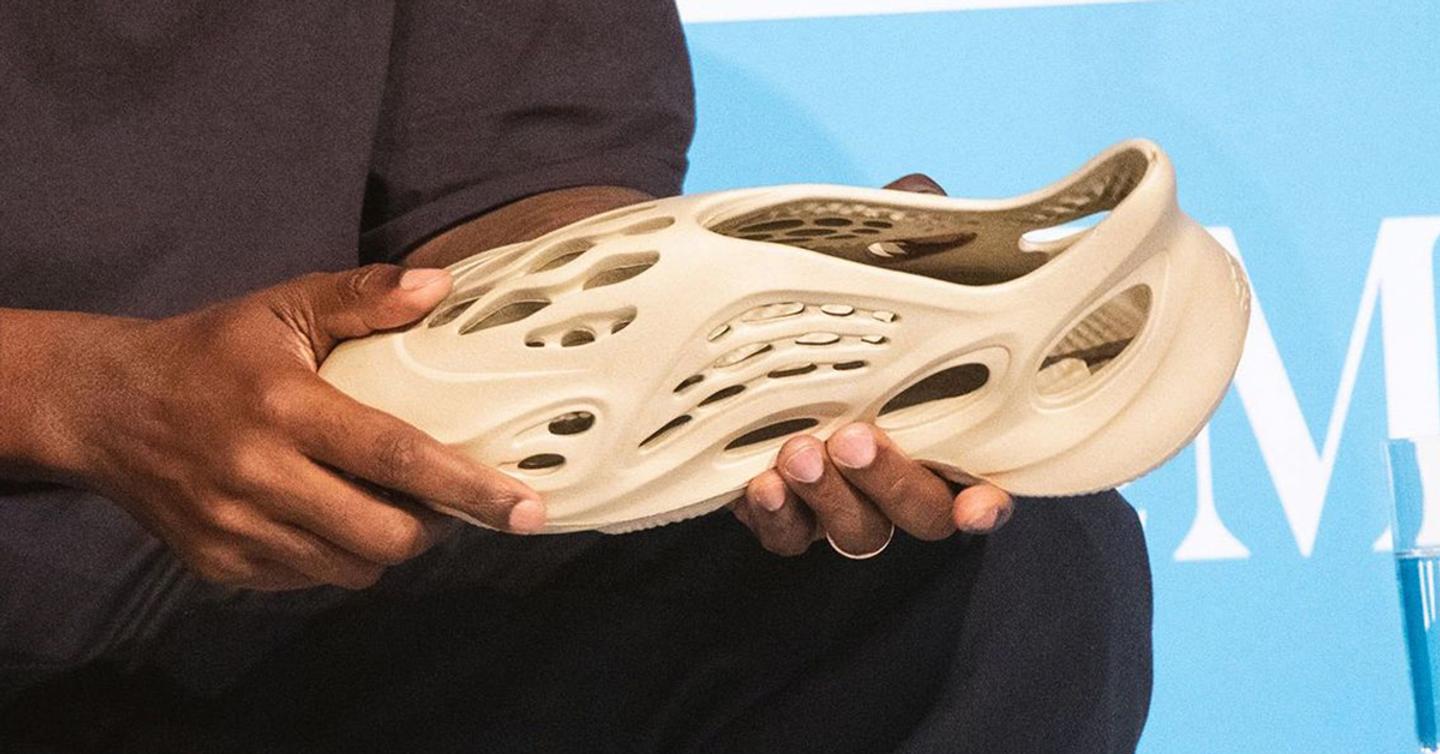 yeezy-algae-dtf-magazine Канье Уэст показал «тапки» Yeezy. Они частично сделаны из водорослей