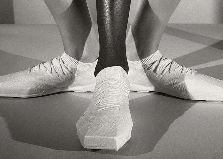 PUMA та Coperni випустили кросівки, натхненні монолітом, бетмобілем та футболом