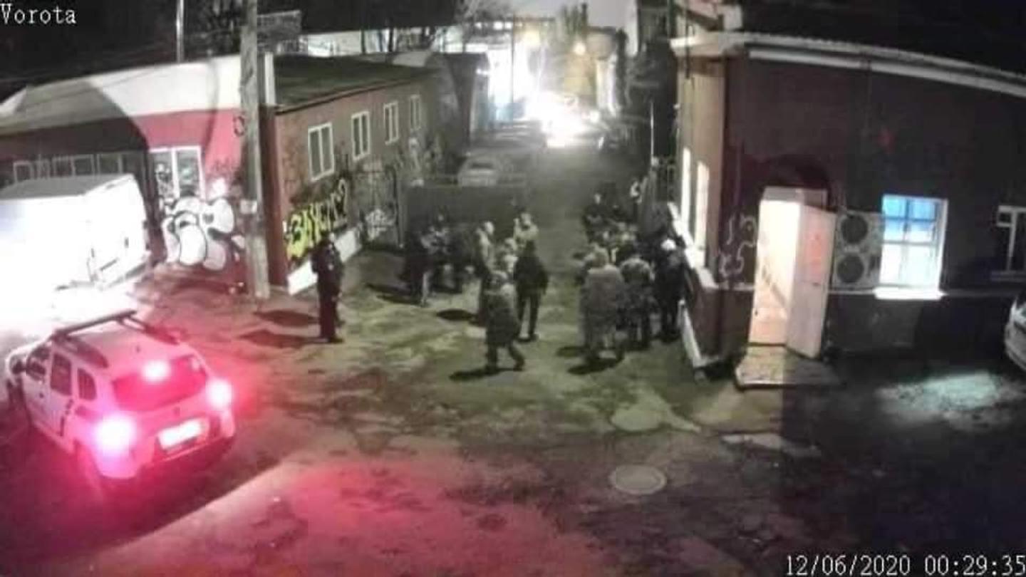 В киевский клуб Otel’ ворвались неизвестные в форме, выбив дверь