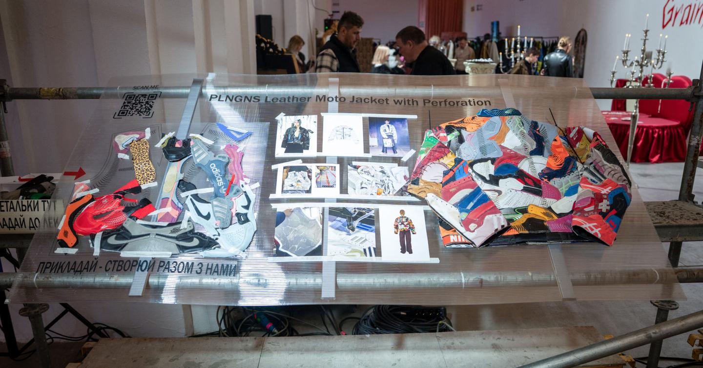 PLNGNS представив інтерактивну інсталяцію на Ukrainian Fashion Week. Учасники збирали речі з кросівок по лекалам