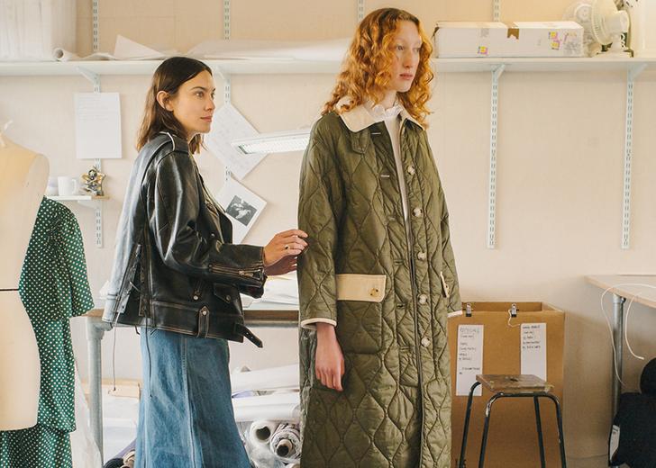 Rain and Shine: Alexa Chung Gives Barbour a Twist in New Collaboration Barbour и Алекса Чанг выпустили коллекцию курток для фестиваля
