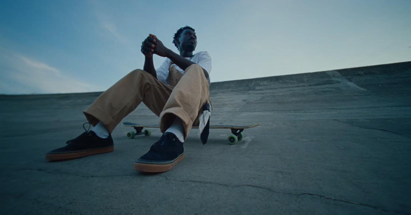 fka-twigs-skateboarding-video-dtf-magazine FKA Twigs сняла для Фейсбука ролик о скейтбординге. Смотрим