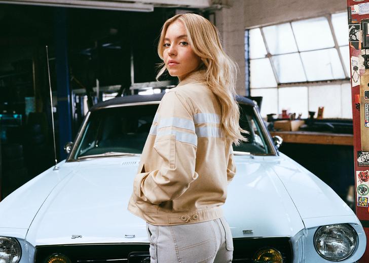 sydney-sweeney-cover-dtf-magazine Сідні Свіні на фоні Форд Мустанг
