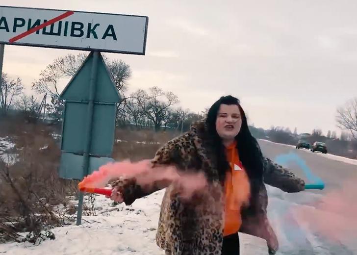 alyona alyona уходит из детского сада и танцует на фоне бутика Gucci в новом клипе