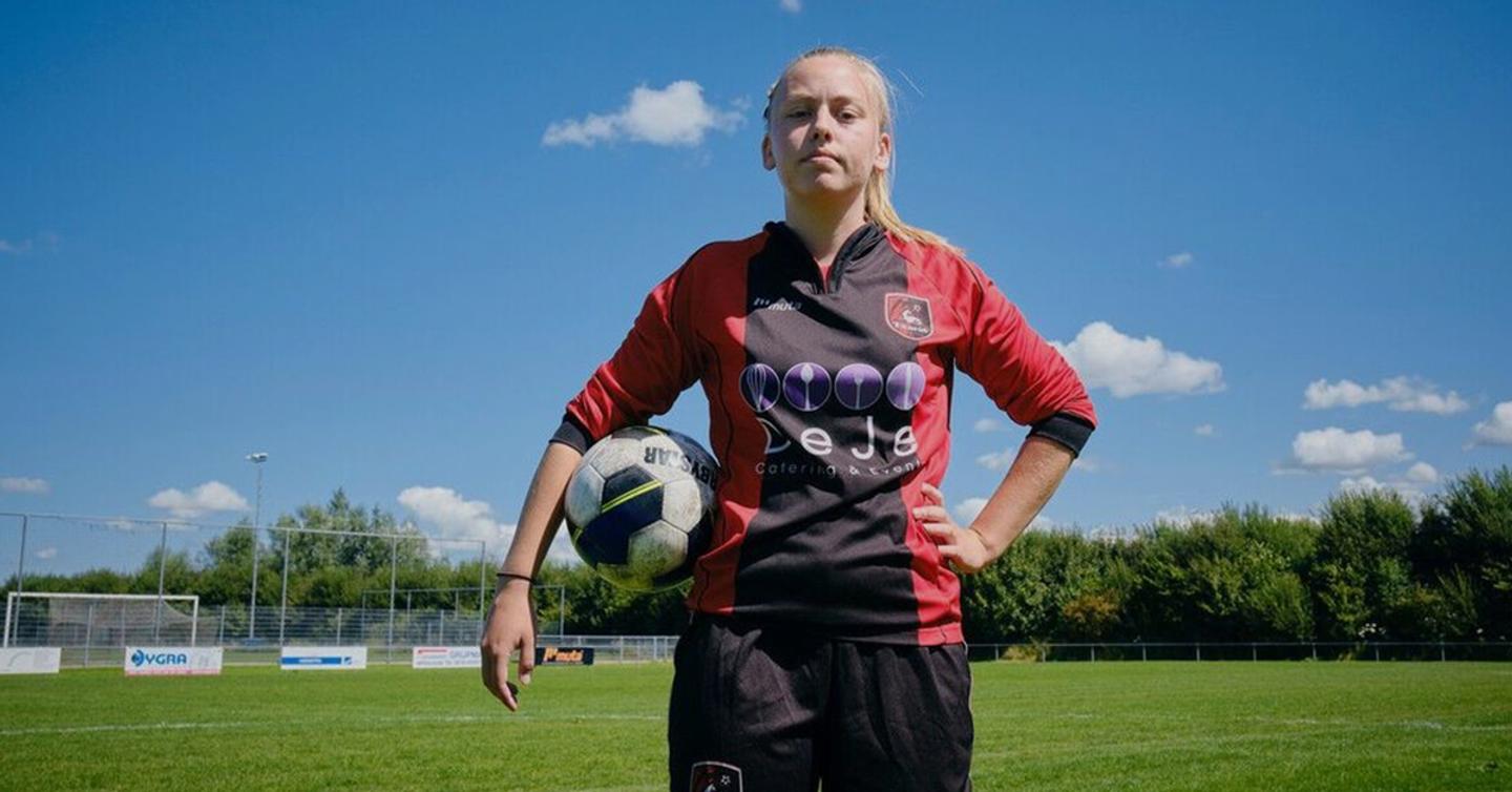 football2-dtf-magazine В Нидерландах девушке впервые разрешили играть за мужской клуб