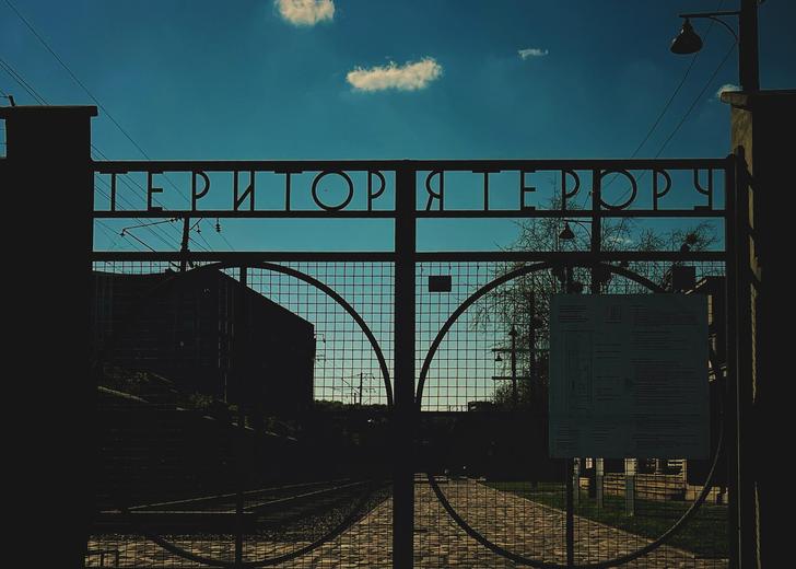 terytoriia-teroru-dvir-dtf-magazine-2 Вхід в музей Територія терору у Львові