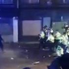 В Великобритании снова популярны нелегальные рейвы. Они заканчиваются столкновениями с полицией
