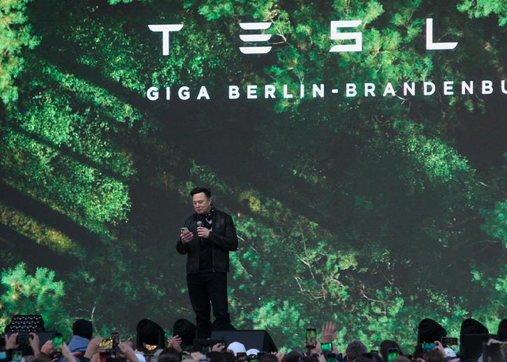 Илон-Маск устроил рейв на заводе Tesla в Берлине