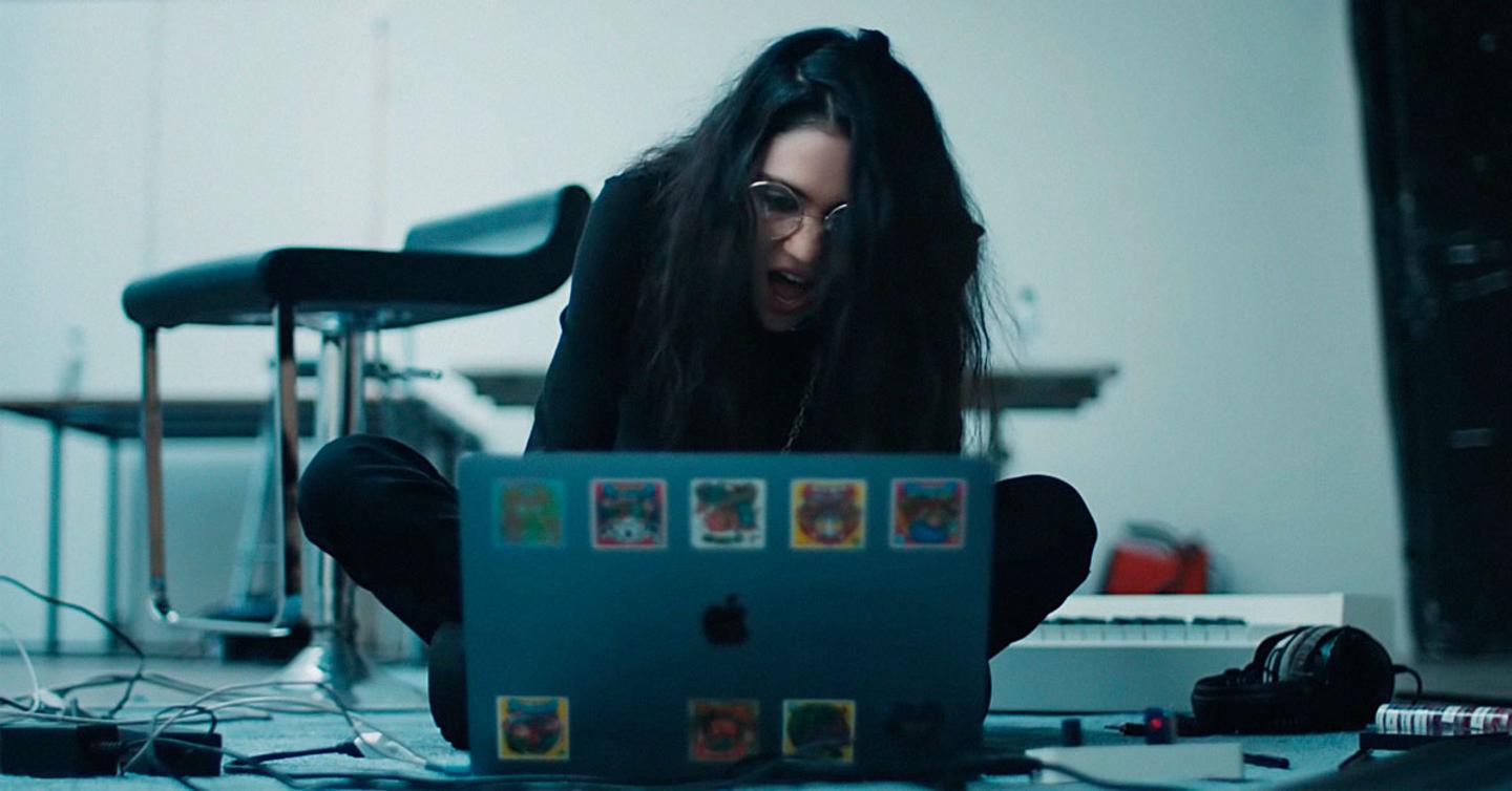 grimes_apple_new_track_dtf_header Grimes анонсировала новый трек в рекламе Apple