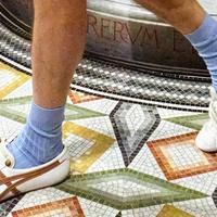 Кросівки з колаборації Onitsuka Tiger та Versace