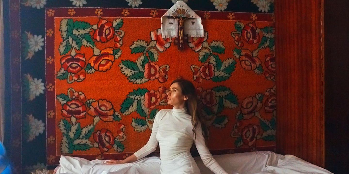 Смотрите клип Луны на песню «Поцелуи»