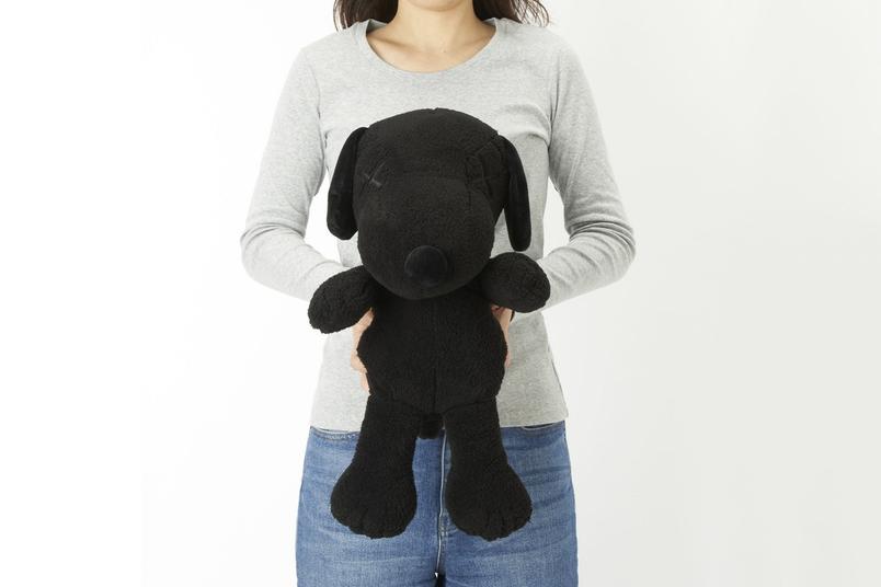 uniqlo_kaws_peanuts_snoopy_plush_2