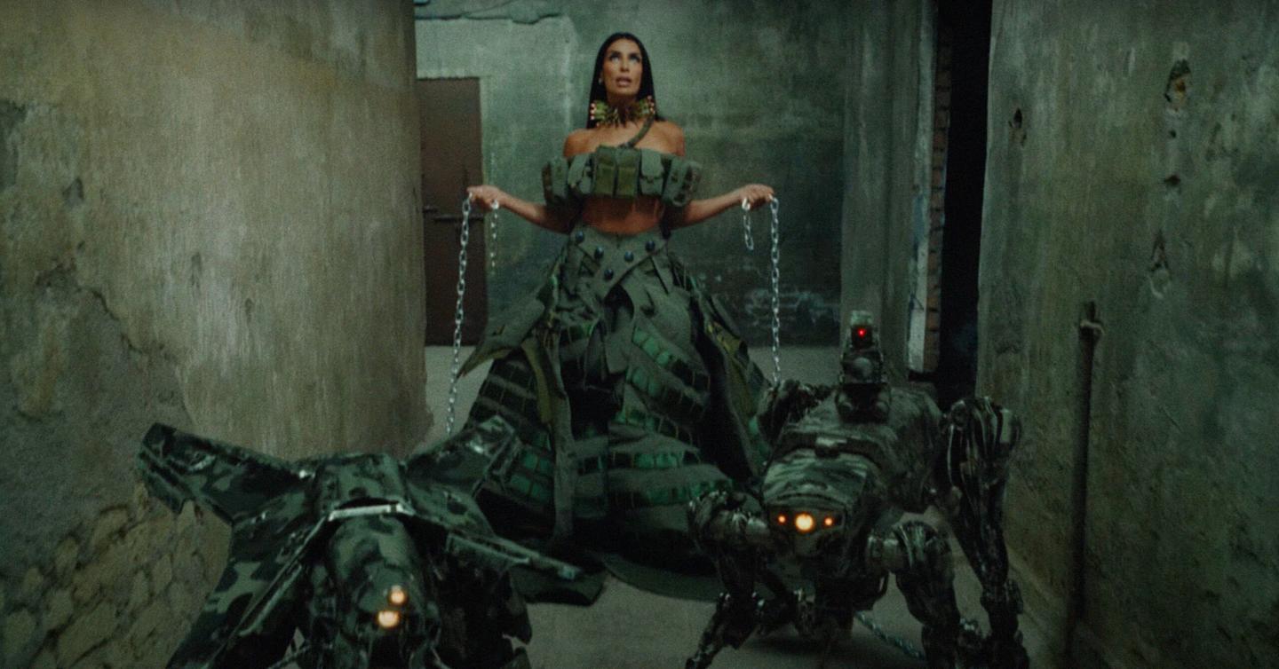 sevdaliza-muino-cover-dtf-magazine Sevdaliza випустила новий кліп. Його знімала Таню Муіньо, а стилізувала Маргарита Шекель. Ось як це було