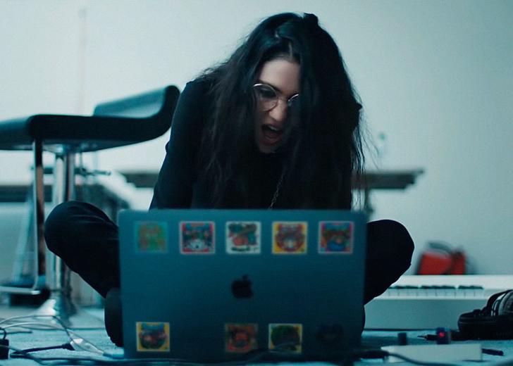 grimes_apple_new_track_dtf_header Grimes анонсировала новый трек в рекламе Apple