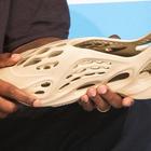 Канье Уэст показал «тапки» Yeezy. Они частично сделаны из водорослей
