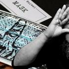 Художник Ай Вэйвэй выпустил медицинские маски со своими рисунками