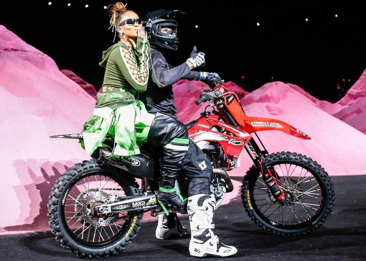 puma_fenty_new_york_fashion_week_header Показ Fenty Puma by Rihanna: мотошоу и горы из глиттера