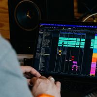 Платформа «На ЇЇ Основі» анонсувала музичний кемп для українських артистів. Як взяти участь