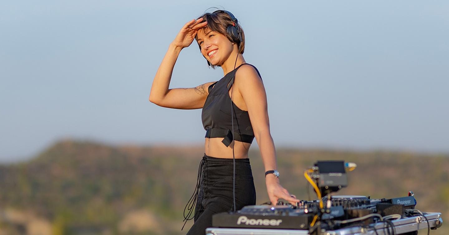 DJ Nastia запускает новый проект. Она отыграла сеты под «Дугой» в Чернобыле, на «Криворожстали» и в карьере