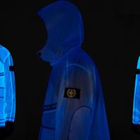 Stone Island випустив люмінесцентну куртку до 40-річчя бренду
