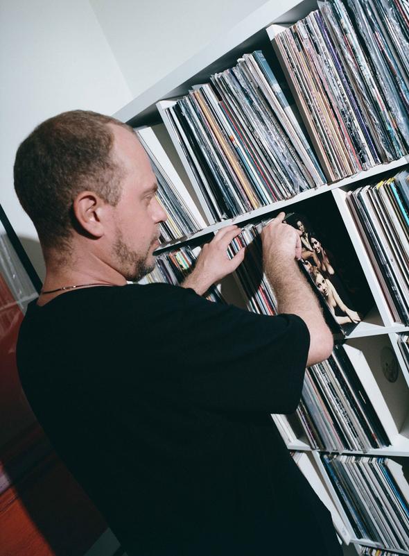 Serge Jazzmate і його колекція вінілу у нього вдома