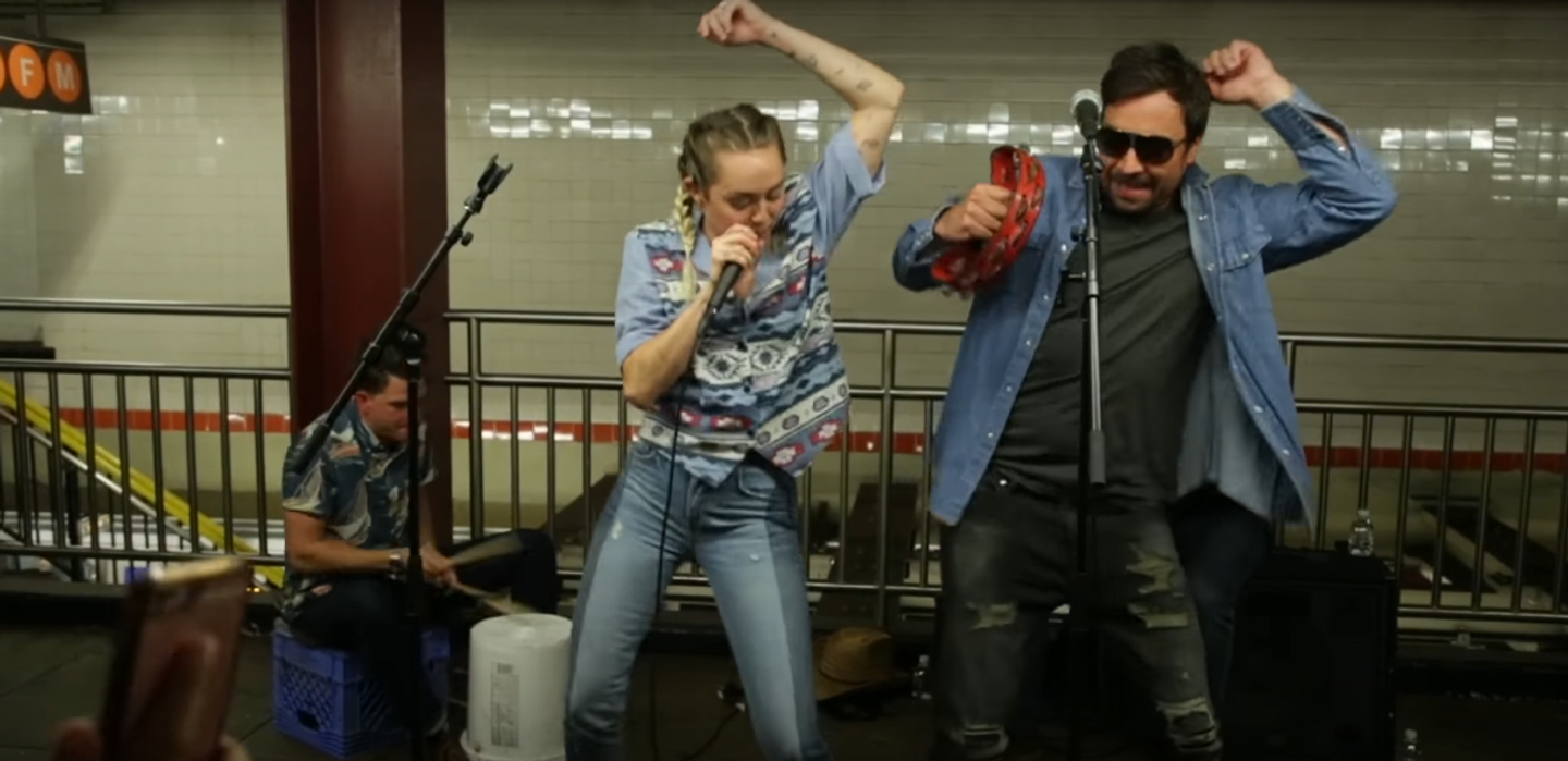 Майли Сайрус и Джимми Фэллон спели в метро Нью-йорка