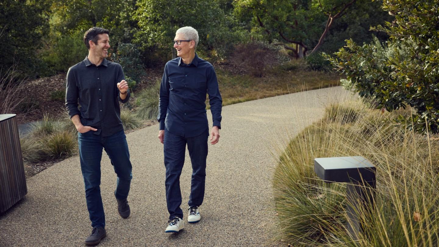 Тім Кук йде з посади гедиректора Apple