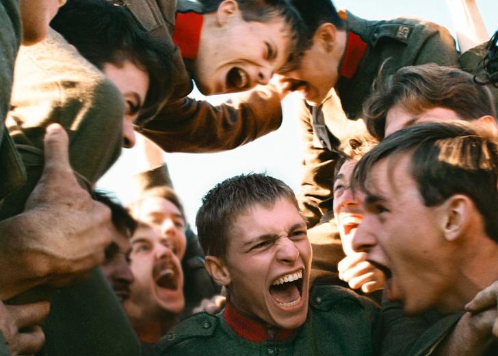 Хлопці, що радіють, на кадрі з фільму «Боягуз» (Coward), який показують на «Молодісті»