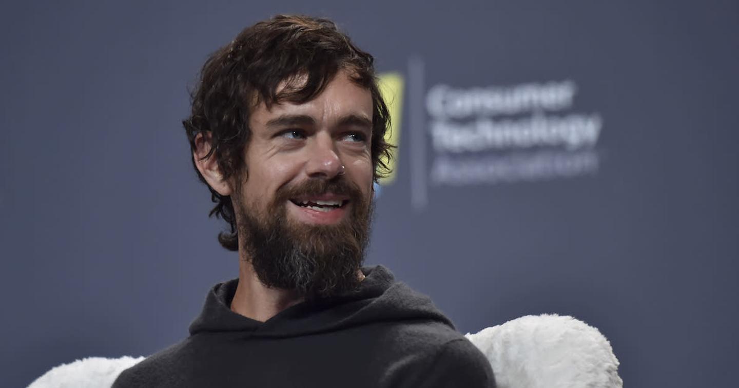 Глава Twitter продает свой первый твит как NFT-токен. Цена за сутки выросла до 2,5 млн