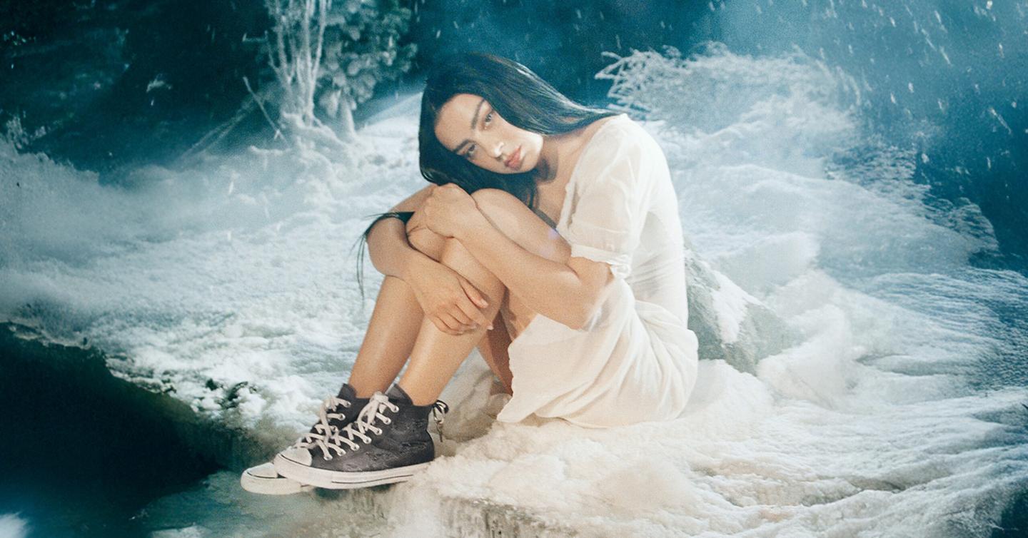 Рекламна кампанія спільних кедів Charli XCX та Converse
