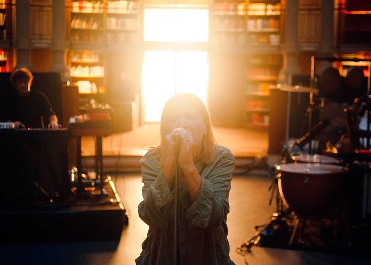 beth gibbons dtf magazine Кадр з концерту Бет Гіббонс у Національний бібліотеці Франції