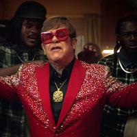 Элтон Джон участвует в баттле в рекламе Snickers