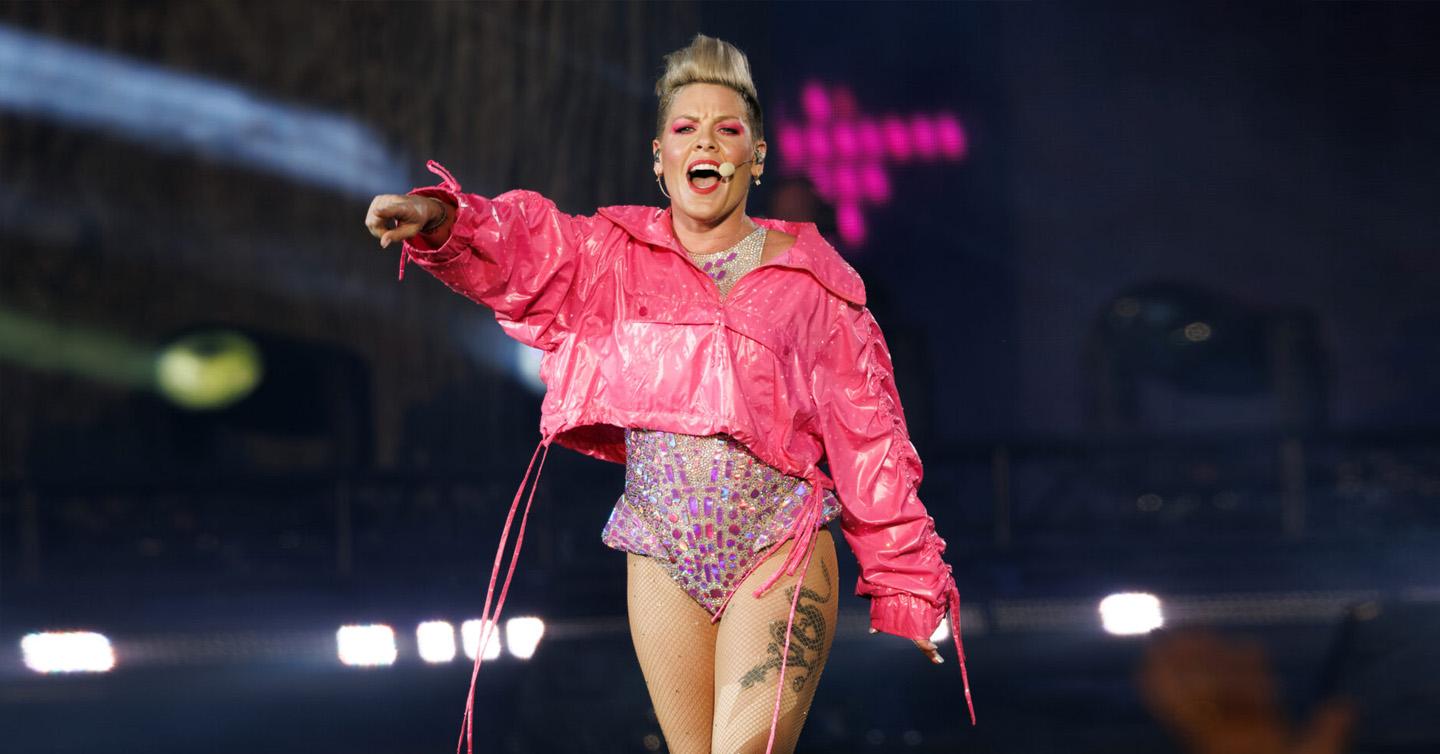 P!nk роздаватиме книжки, заборонені у школах Флориди