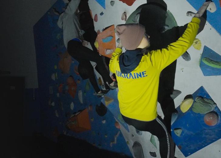 Кадр з фільму Climbing Never Die про українське скелелазіння під час війни
