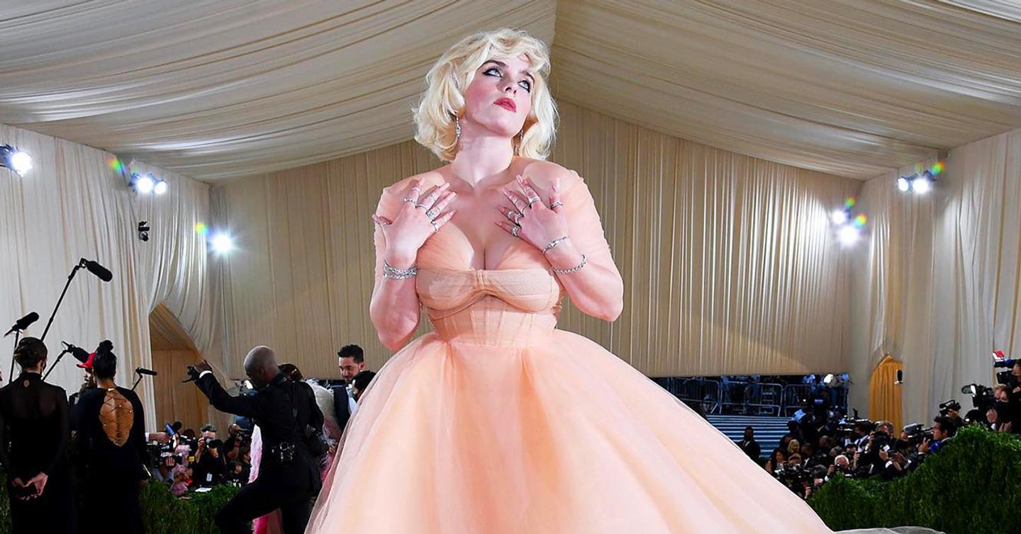 Билли Айлиш надела платье Oscar de la Renta в обмен на отказ бренда от меха