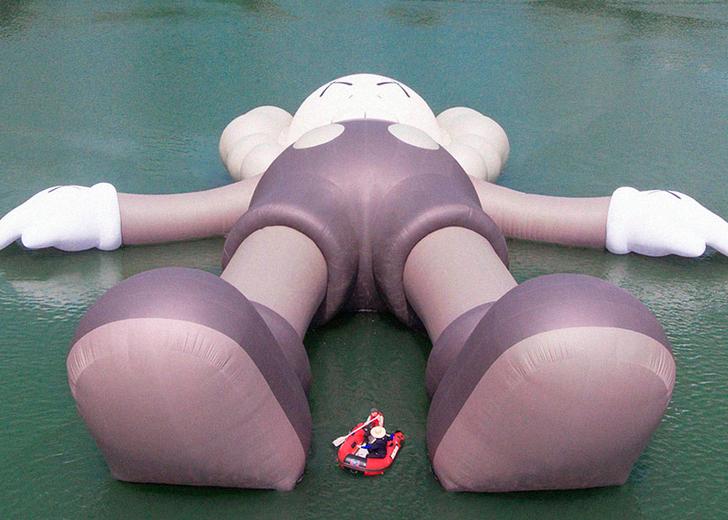 Как выглядит самая большая скульптура KAWS в сеульском озере
