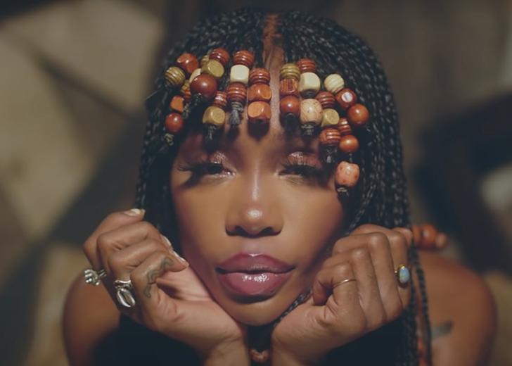 sza-hotline-dtf-magazine SZA запустила горячую линию для тех, кто хочет поплакать