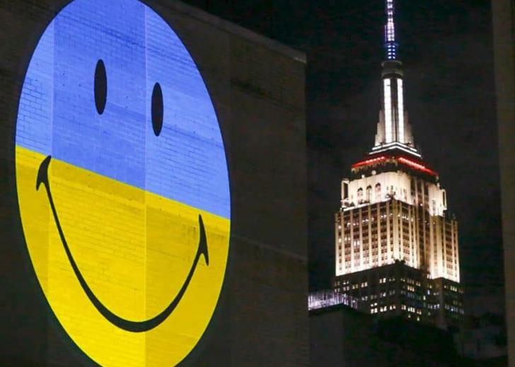 smiley-dtf-magazine Бренд Smiley розмістив жовто-блакитні смайли на світових пам'ятках