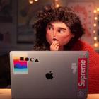 Supreme в рождественской рекламе Apple