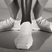 PUMA та Coperni випустили кросівки, натхненні монолітом, бетмобілем та футболом