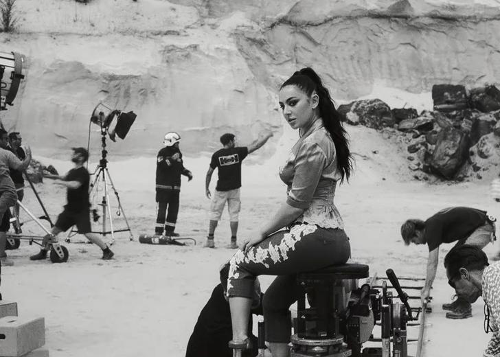 Кліп Camera Charli XCX, яка зіграє у фільмі Мартіна Скорсезе