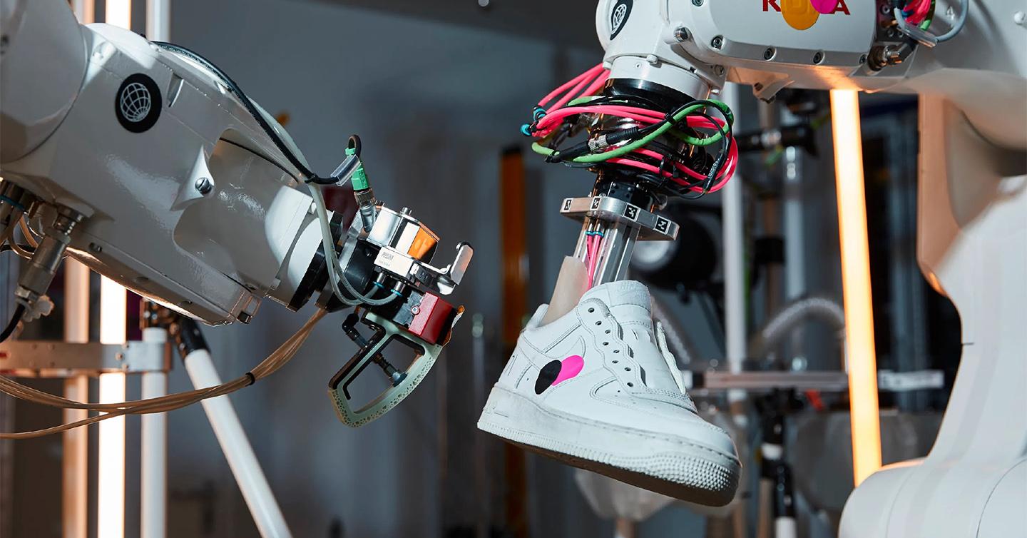 nike-robot-dtf-magazine Nike створив робота для чищення та ремонту кросівок
