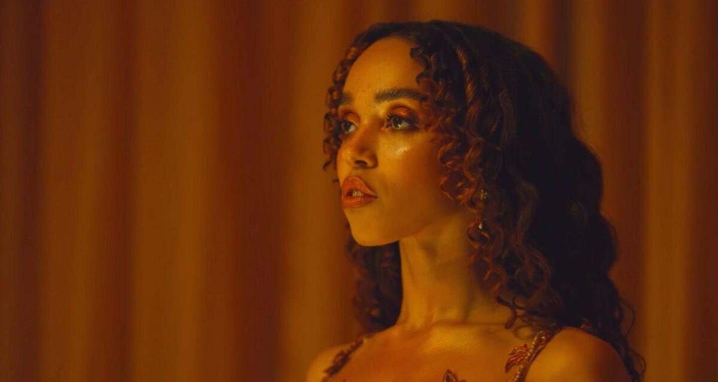 FKA twigs подала иск к Шайе ЛаБафу. Она обвиняет актера в сексуальном и физическом насилии