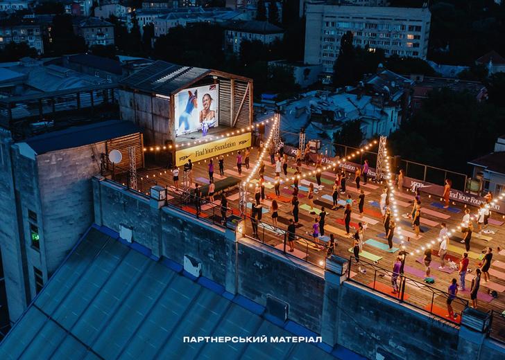 nike-yoga-dtf-magazine2 Як пройшла масштабна йога-сесія від Nike на даху в центрі Києва
