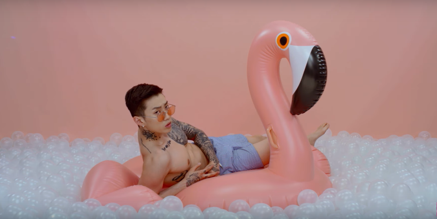 Посмотрите на 70 парней в новом клипе певицы Charli XCX