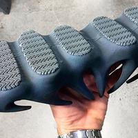 Канье показал тизер кроссовок YEEZY 451