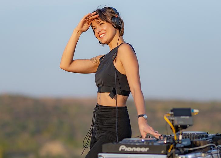 DJ Nastia запускает новый проект. Она отыграла сеты под «Дугой» в Чернобыле, на «Криворожстали» и в карьере