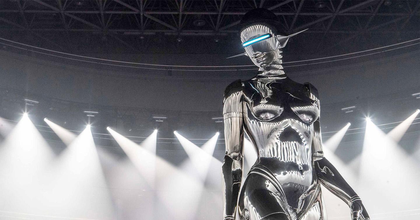 sorayama-dior-dtf-magazine Скульптура Хадзіме Сораями для показу Dior 2019 року