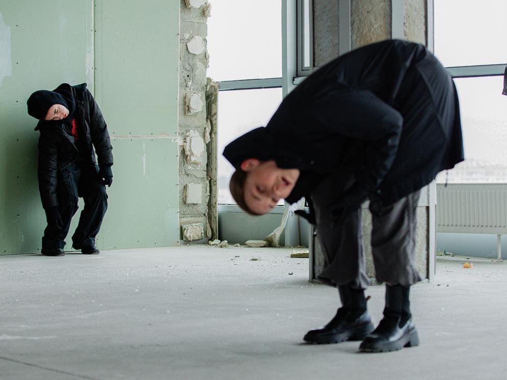 «Кожен із нас — на своїй території болю». Саша Курмаз порушує питання вшанування памʼяті загиблих у своєму перформансі