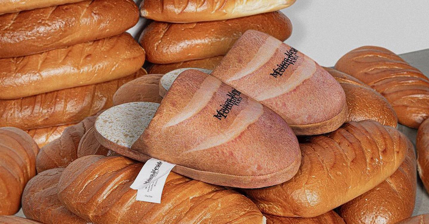 Томми Кэш и Maison Margiela выпустили совместную капсулу. В ней есть тапки-батоны и лапша